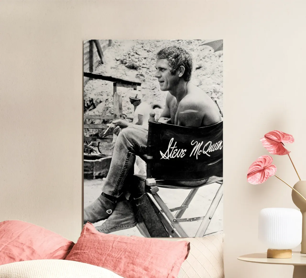 Steve McQueen sulla sedia del regista poster da April Lewis