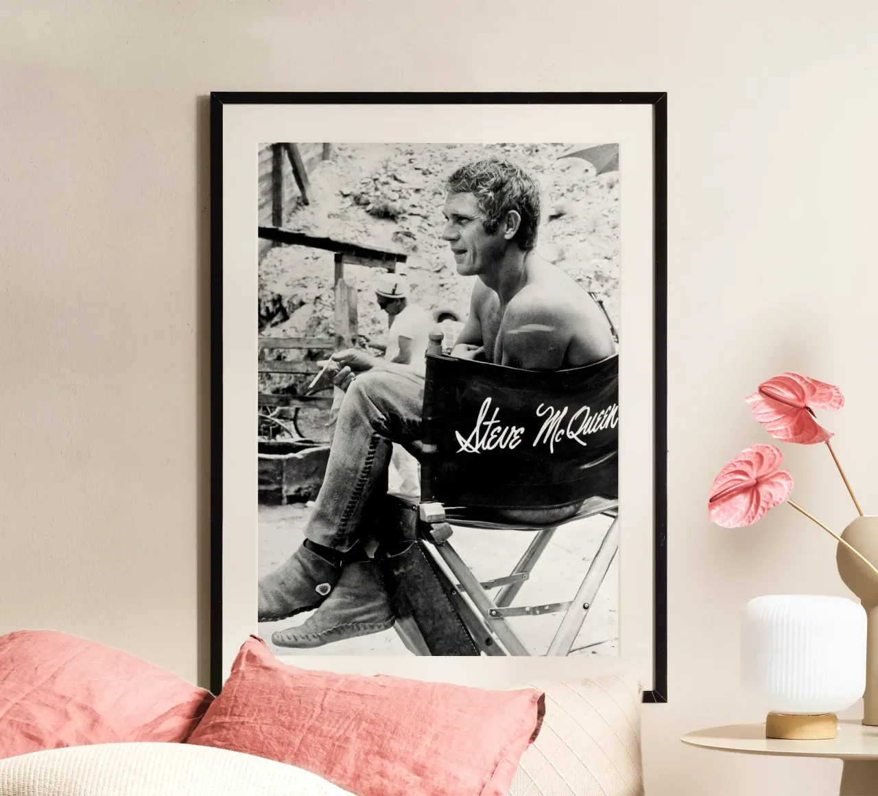 Steve McQueen sulla sedia del regista poster da April Lewis