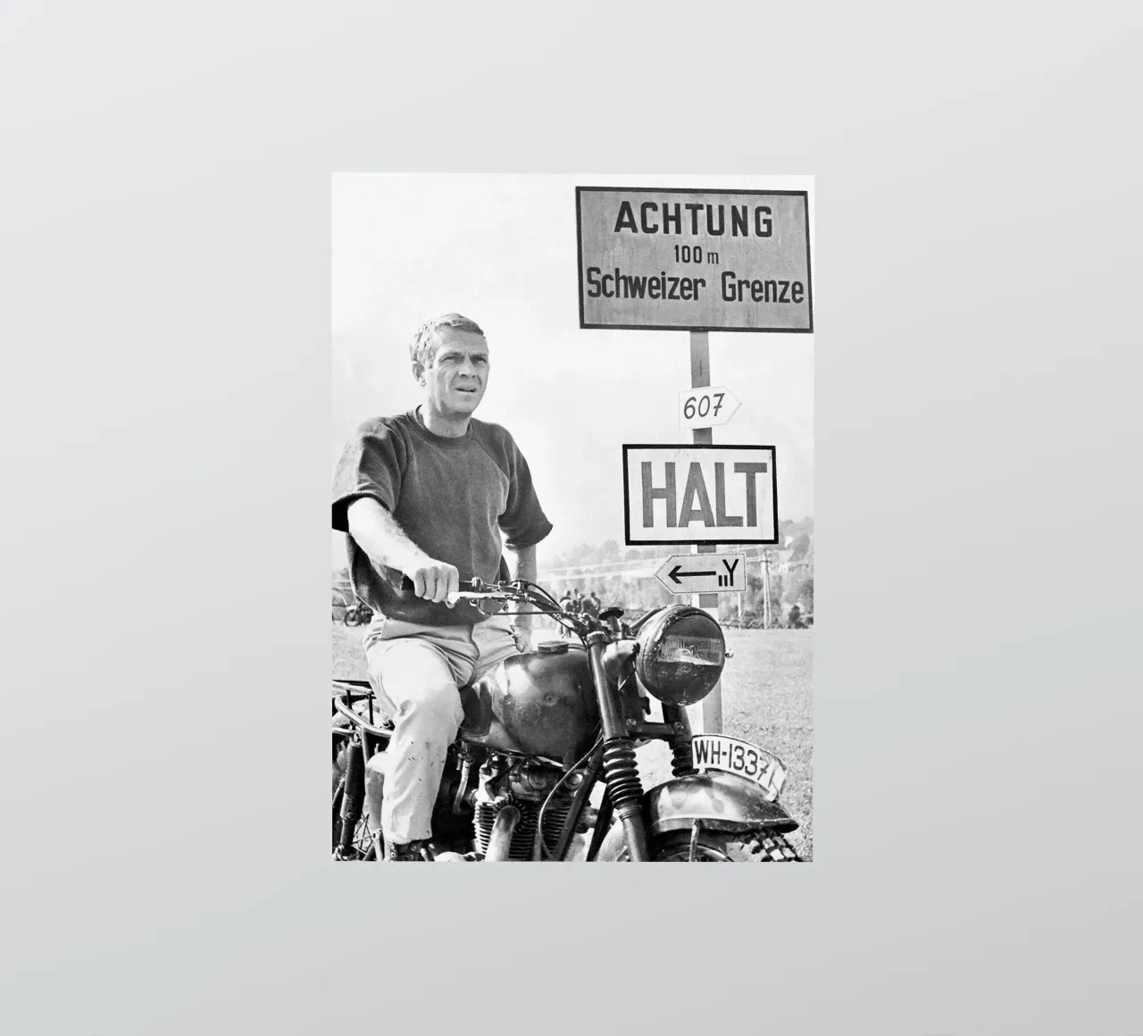 Steve McQueen in La grande fuga adesivo da April Lewis