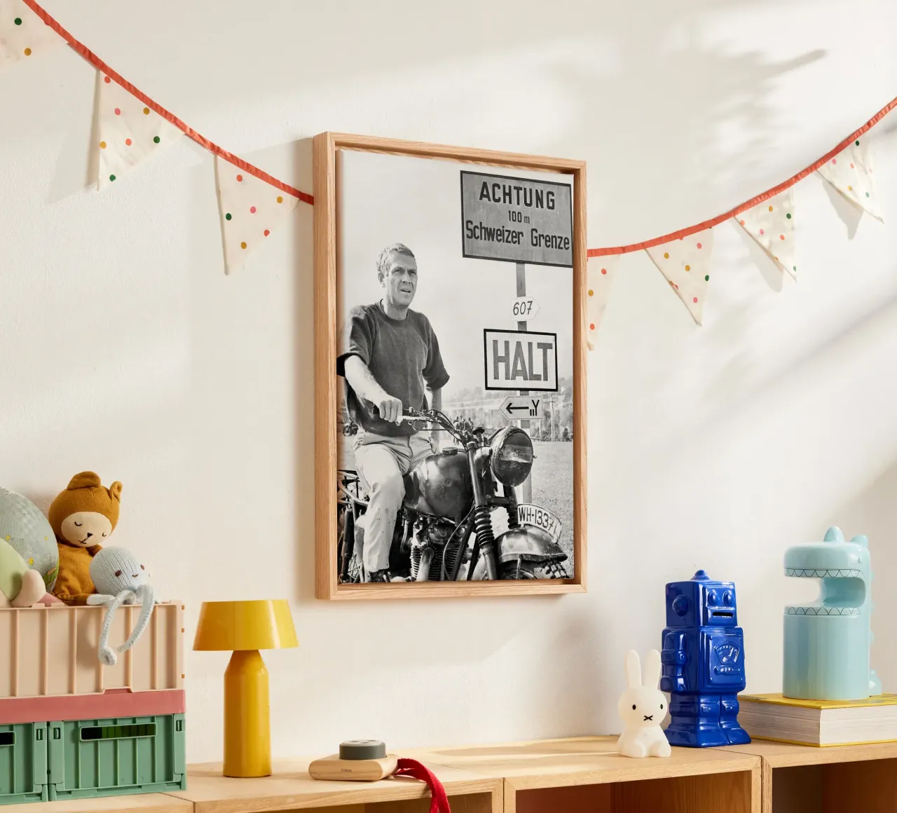 Steve McQueen in La grande fuga tela con Cornice a cassetta da April Lewis