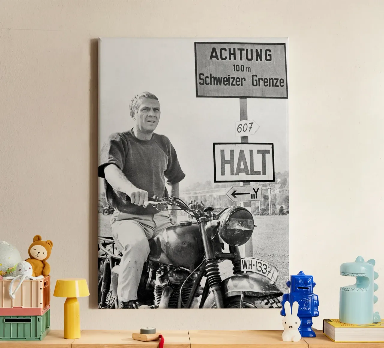 Steve McQueen in La grande fuga tela con Cornice a cassetta da April Lewis