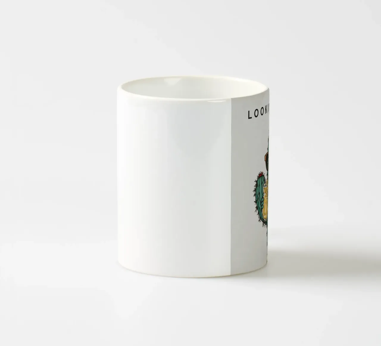 Cool Cartoon cactus con occhiali da sole con in mano un drink tazza in ceramica da DesignDoodle