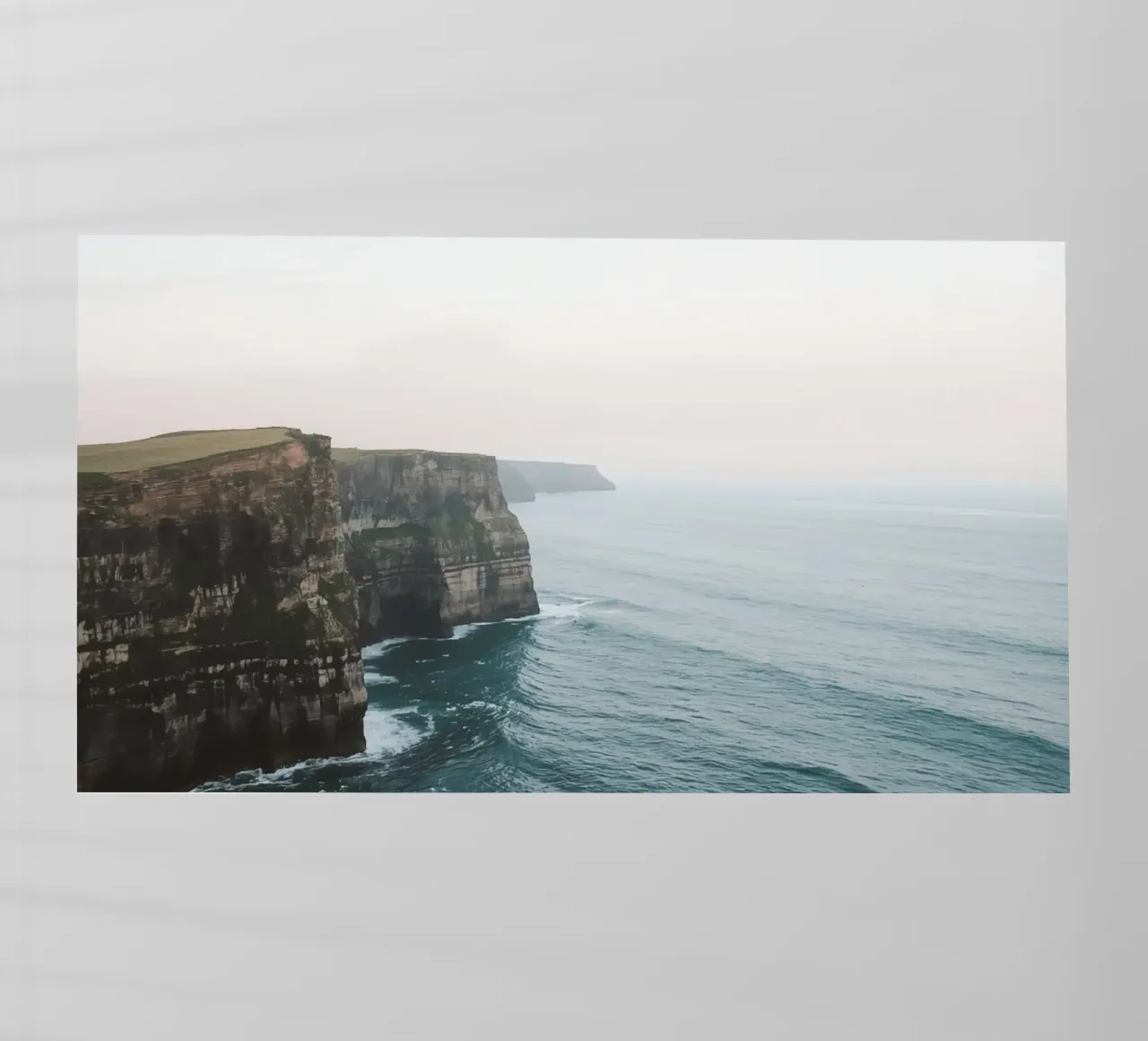 Scogliere a picco sull'oceano sotto un cielo pallido pellicola backlit da DesignDoodle
