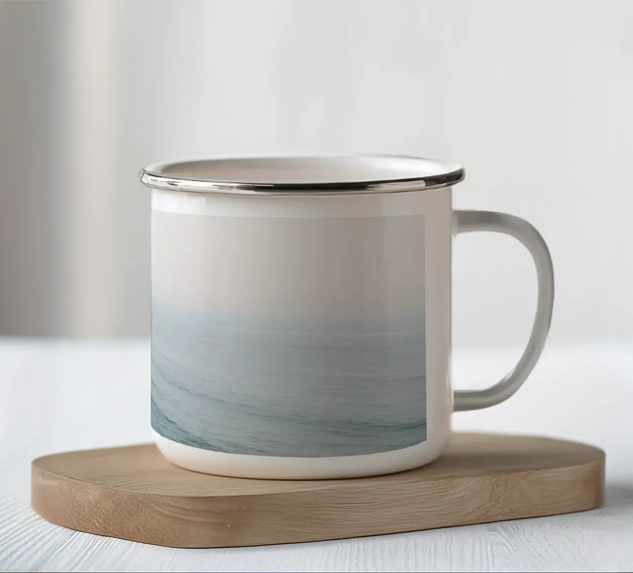 Scogliere a picco sull'oceano sotto un cielo pallido tazza in smalto da DesignDoodle