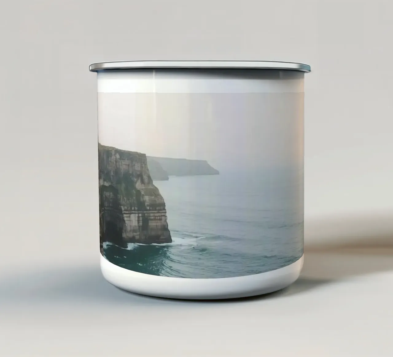 Scogliere a picco sull'oceano sotto un cielo pallido tazza in smalto da DesignDoodle