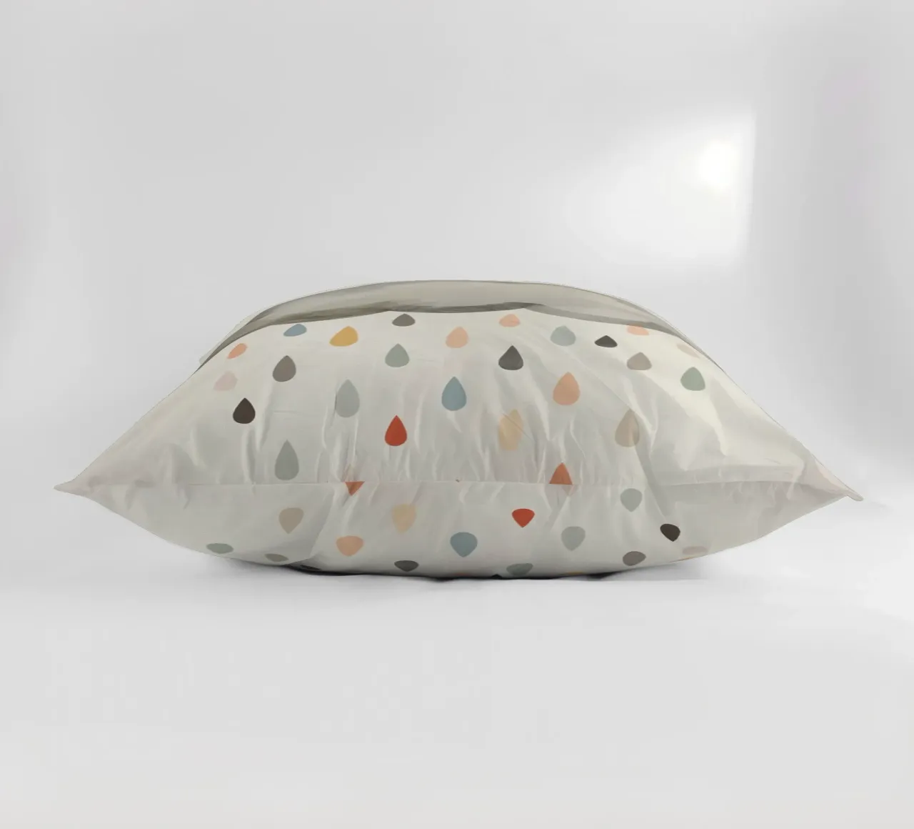 Nuvola con gocce di pioggia colorate cuscino da DesignDoodle