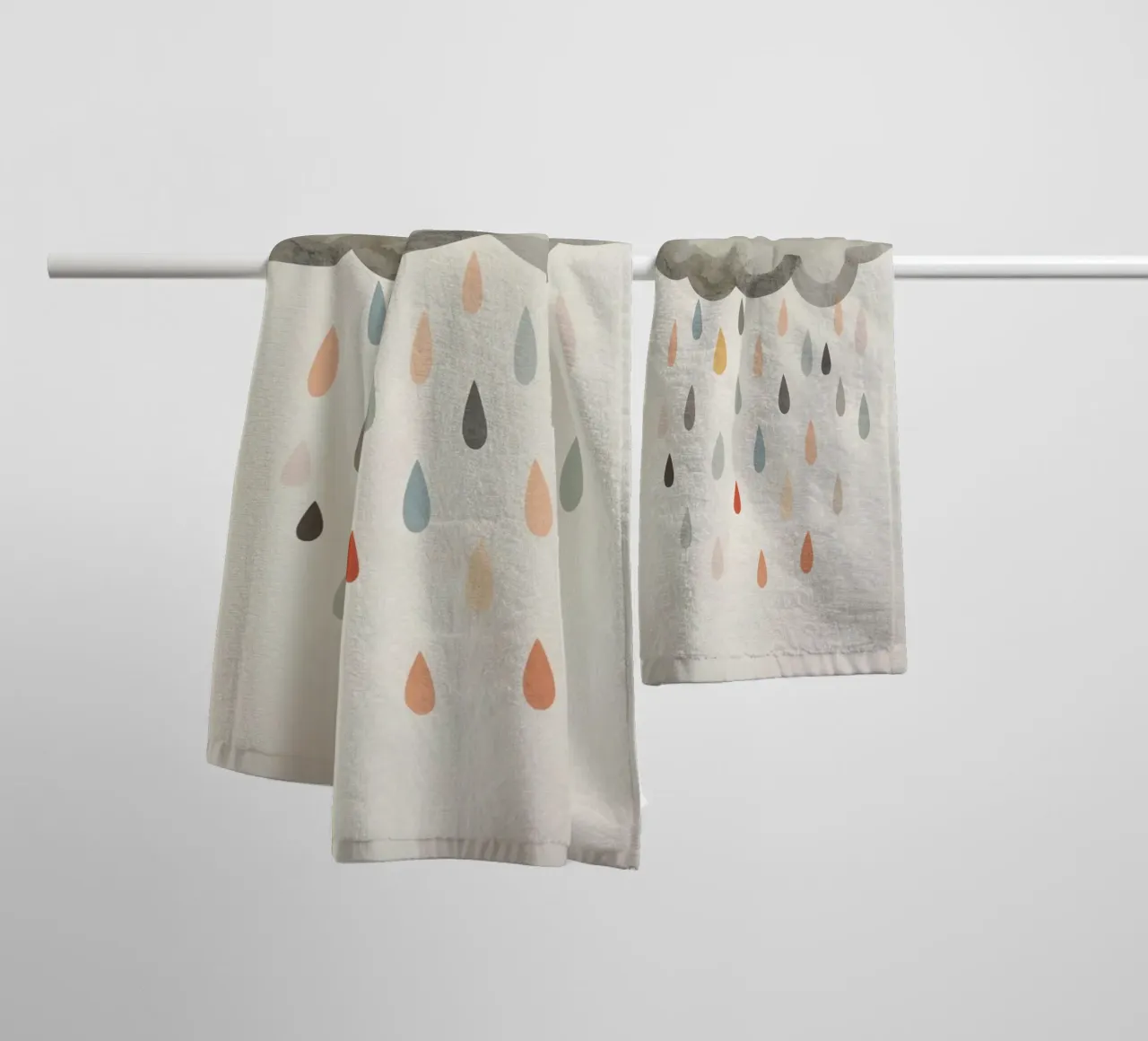 Nuvola con gocce di pioggia colorate asciugamano da bagno da DesignDoodle