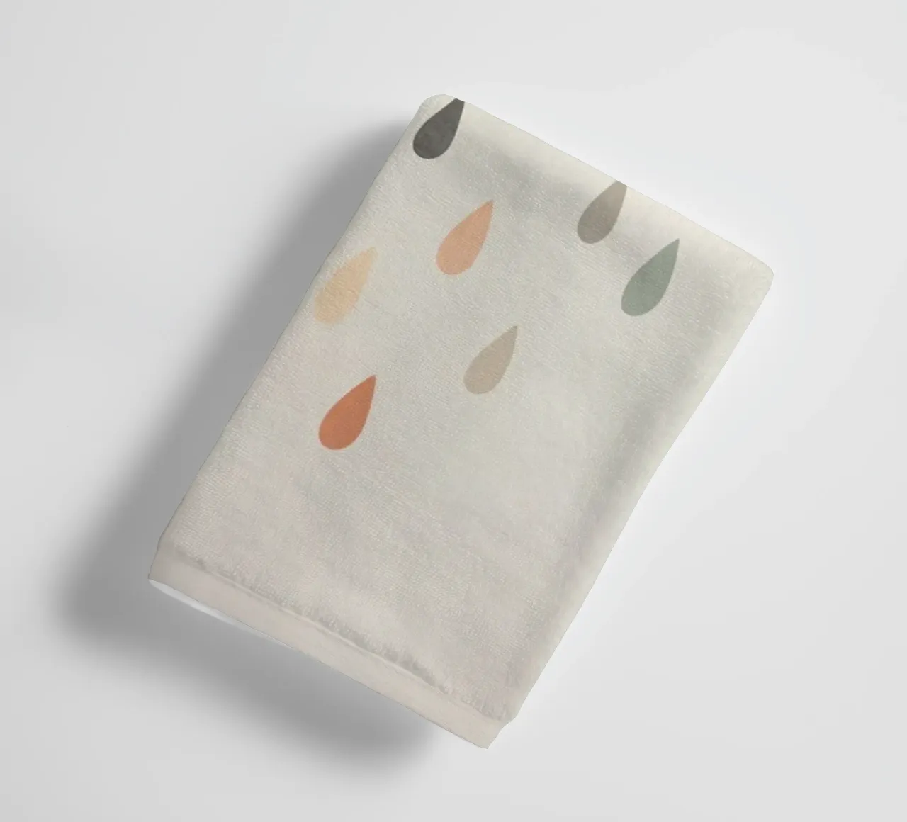 Nuvola con gocce di pioggia colorate asciugamano da bagno da DesignDoodle