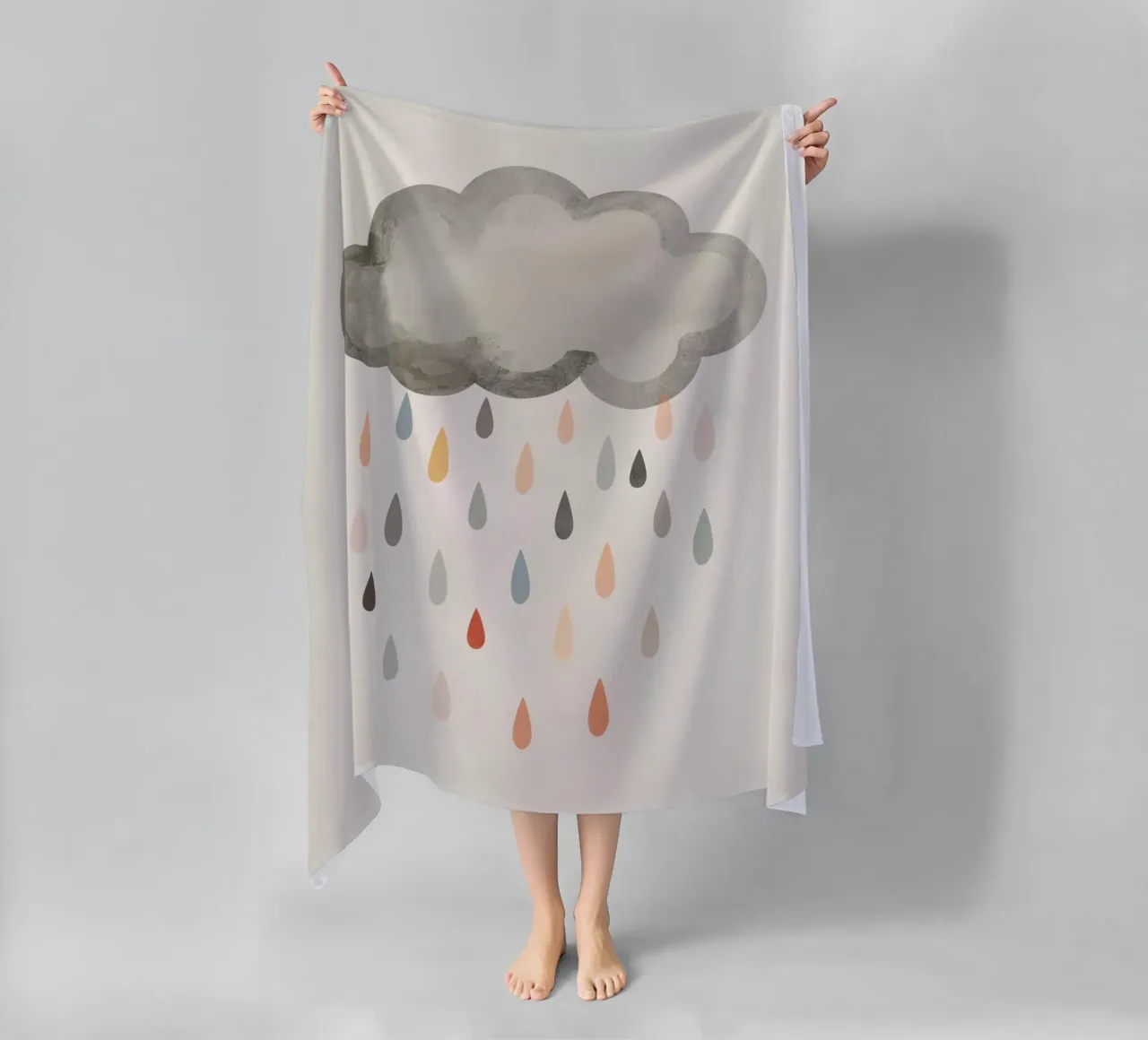 Nuvola con gocce di pioggia colorate telo mare da DesignDoodle