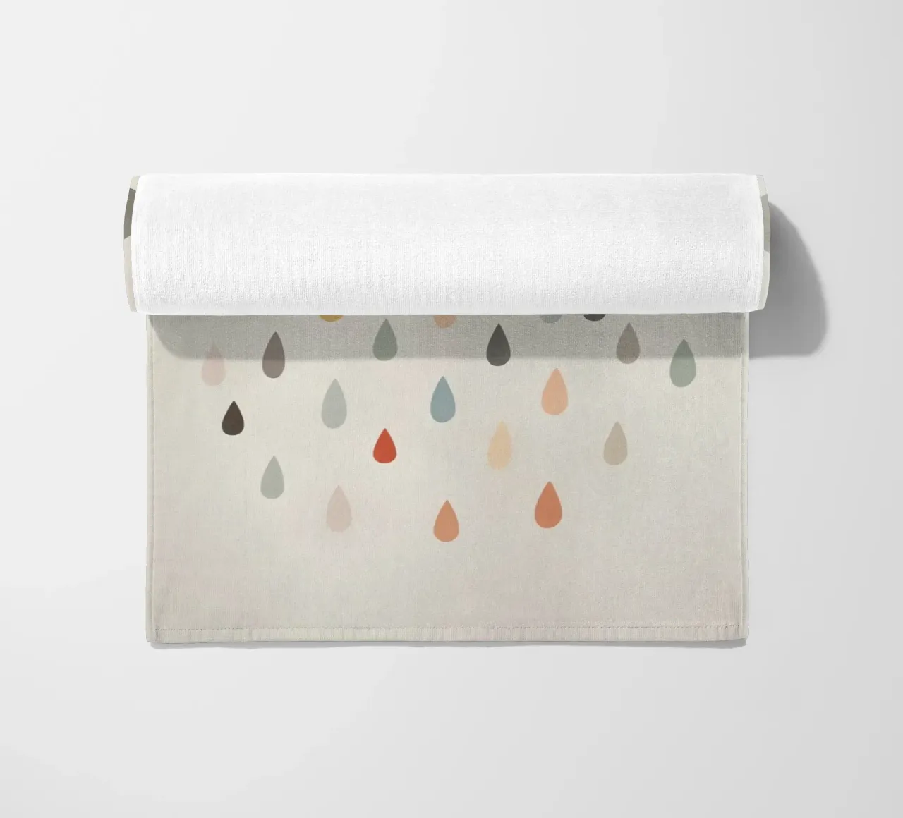 Nuvola con gocce di pioggia colorate telo mare da DesignDoodle