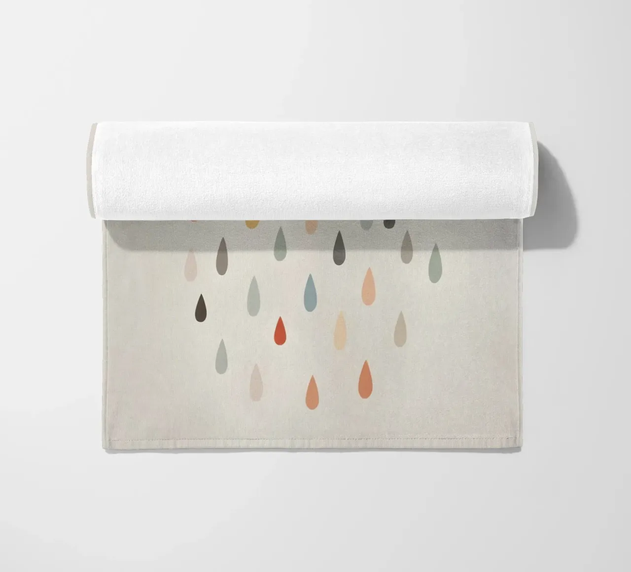Nuvola con gocce di pioggia colorate telo mare da DesignDoodle