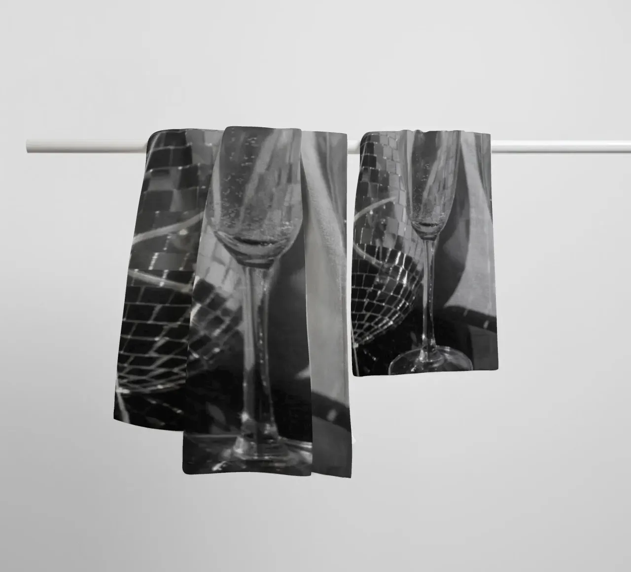 Bicchieri da discoteca con lenti retrò in bianco e nero asciugamano da bagno da Dagmar Pels