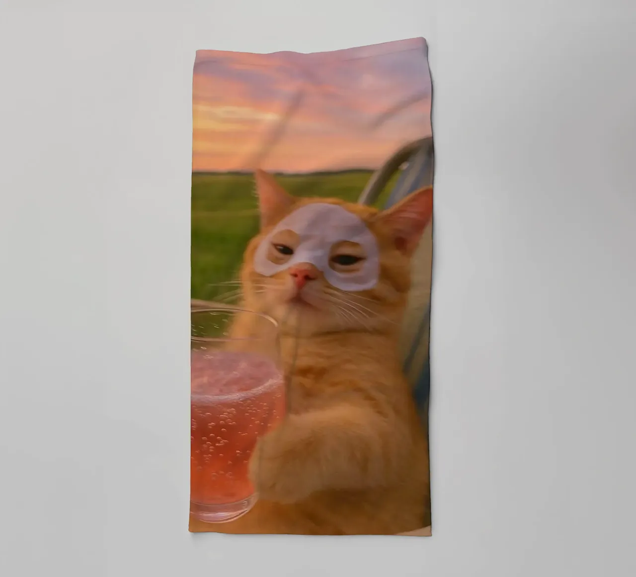 cat with juice asciugamano da bagno da comura