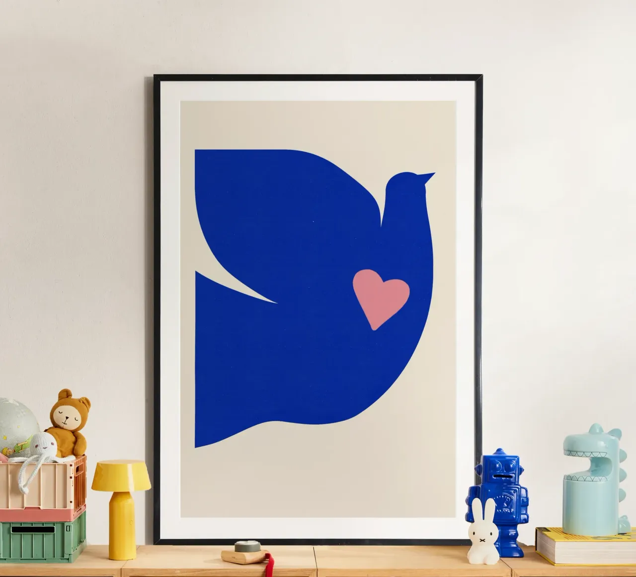 Poster per la pace - Colomba blu con cuore in stile minimalista poster con telaio in legno da Studio Sori