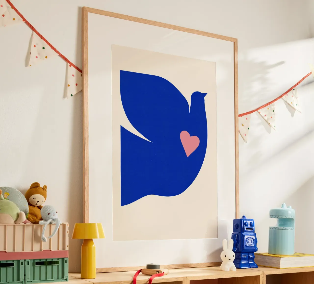 Poster per la pace - Colomba blu con cuore in stile minimalista poster con telaio in legno da Studio Sori
