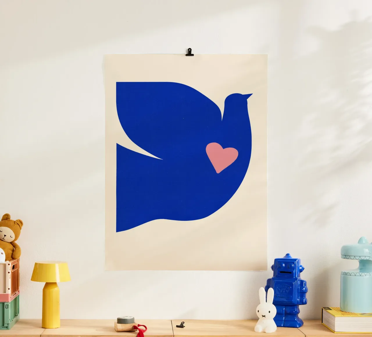 Poster per la pace - Colomba blu con cuore in stile minimalista poster con telaio in legno da Studio Sori
