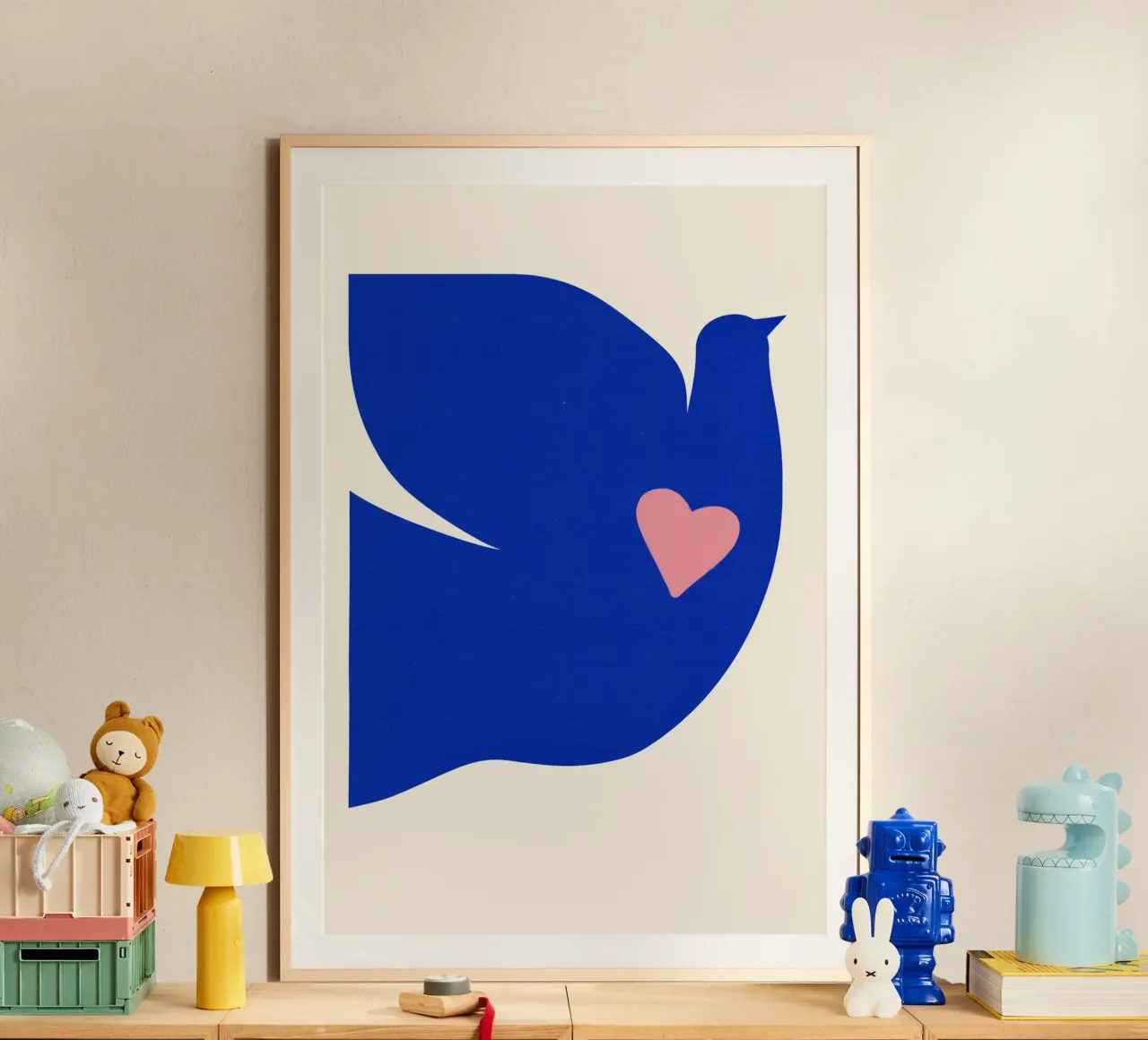 Poster per la pace - Colomba blu con cuore in stile minimalista poster con telaio in legno da Studio Sori