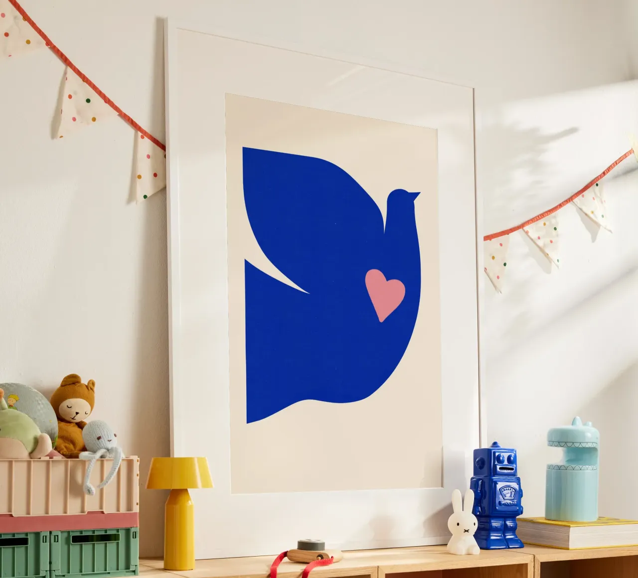 Poster per la pace - Colomba blu con cuore in stile minimalista poster con telaio in legno da Studio Sori