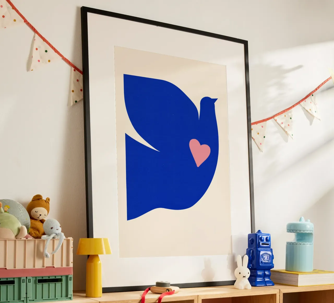 Poster per la pace - Colomba blu con cuore in stile minimalista poster con telaio in legno da Studio Sori