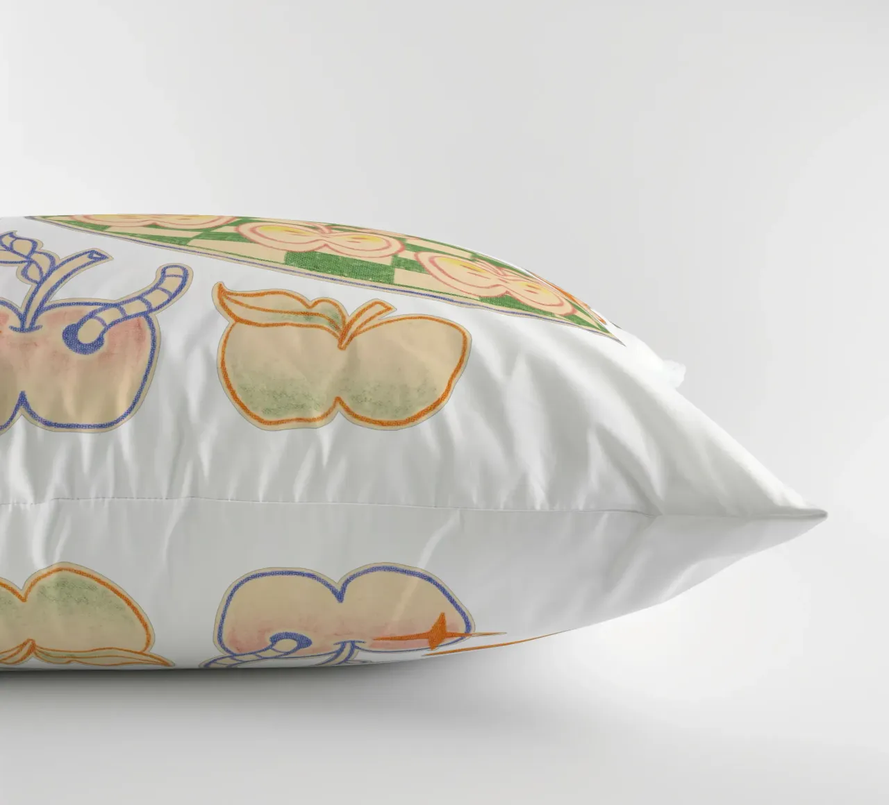 An Apple cuscino da Six Legs Under