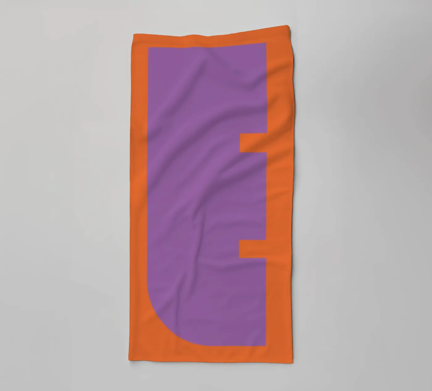 Buchstabe E towel by DARIA IVANOVNA