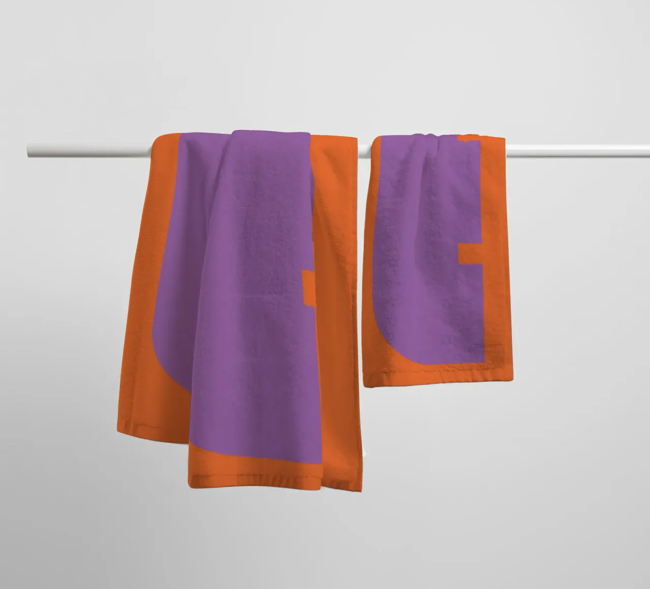 Buchstabe E towel by DARIA IVANOVNA