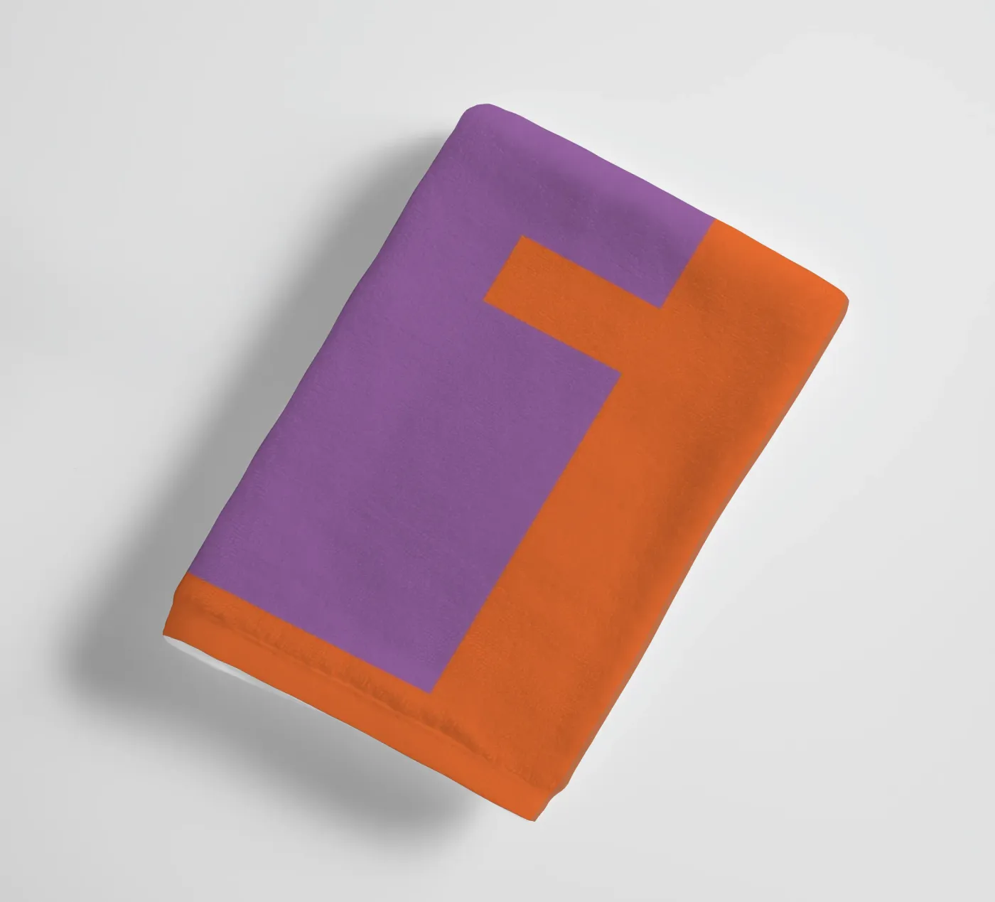 Buchstabe E towel by DARIA IVANOVNA