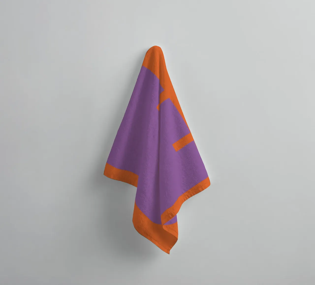 Buchstabe E towel by DARIA IVANOVNA