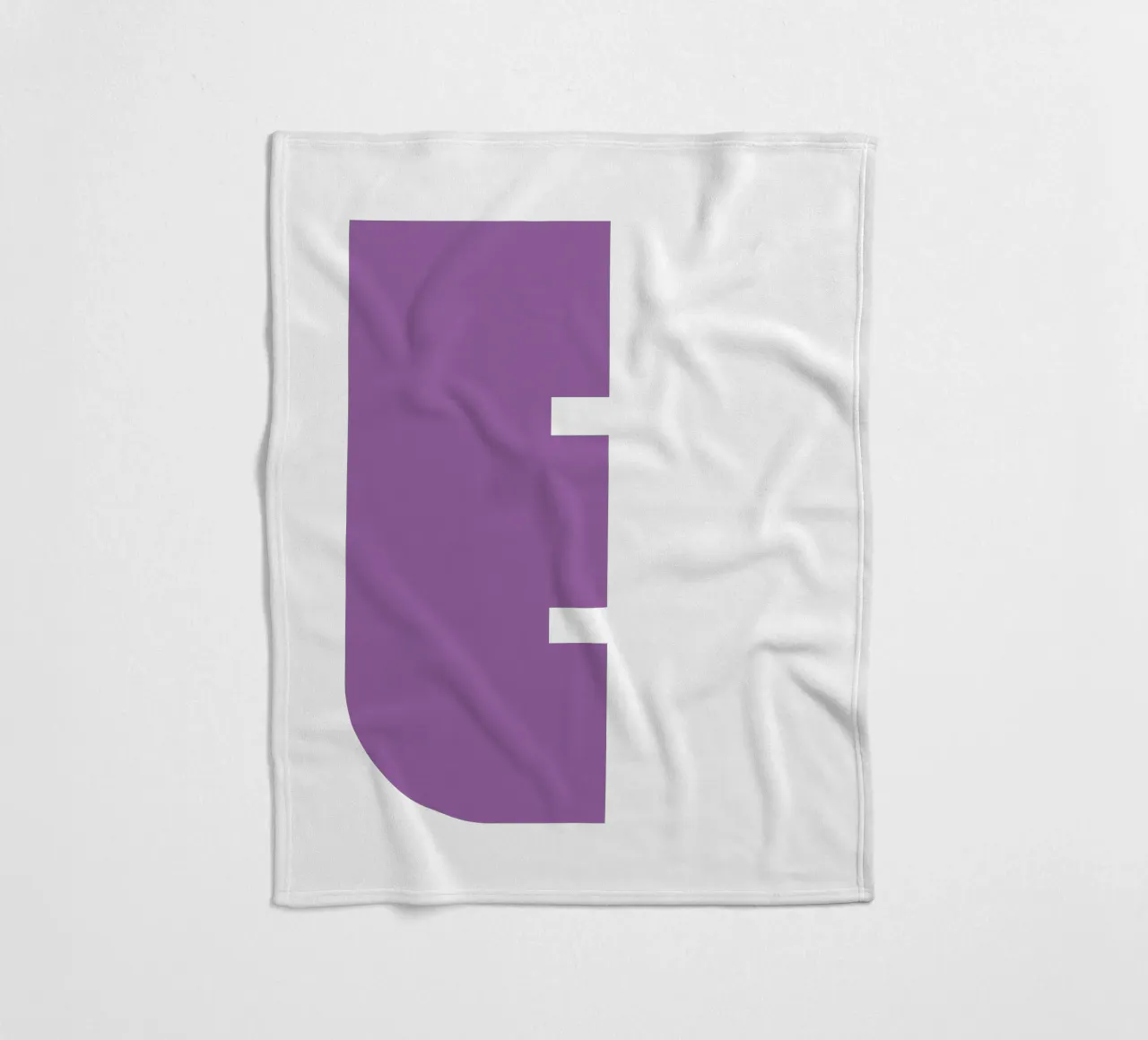 Buchstabe E Fleecedecke von DARIA IVANOVNA