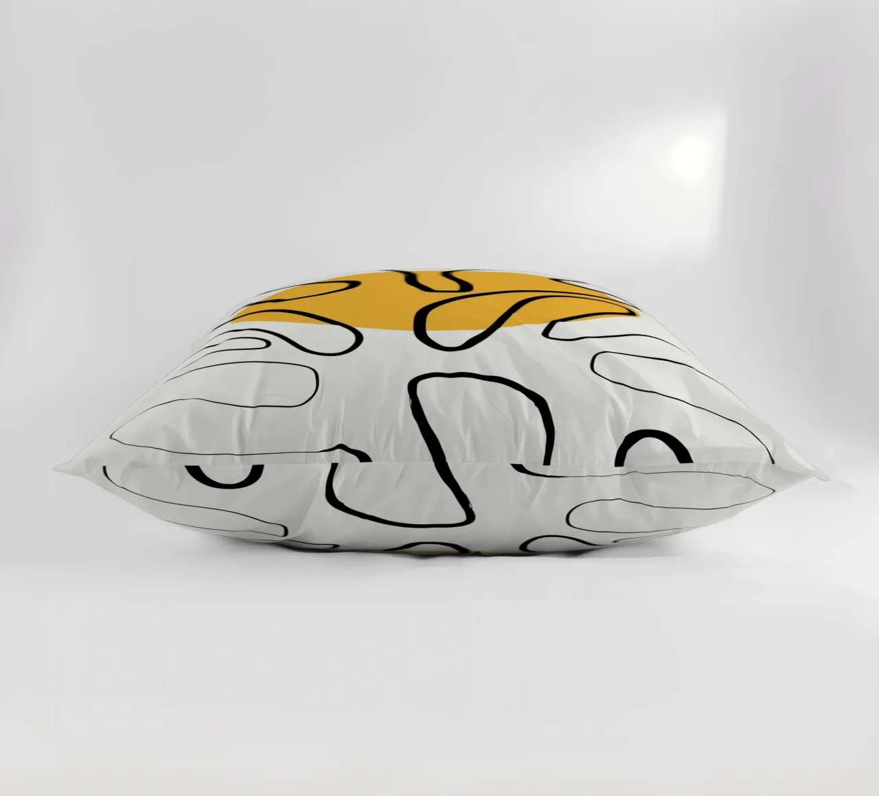 Giallo e linee artistiche 04 cuscino da Little Dean