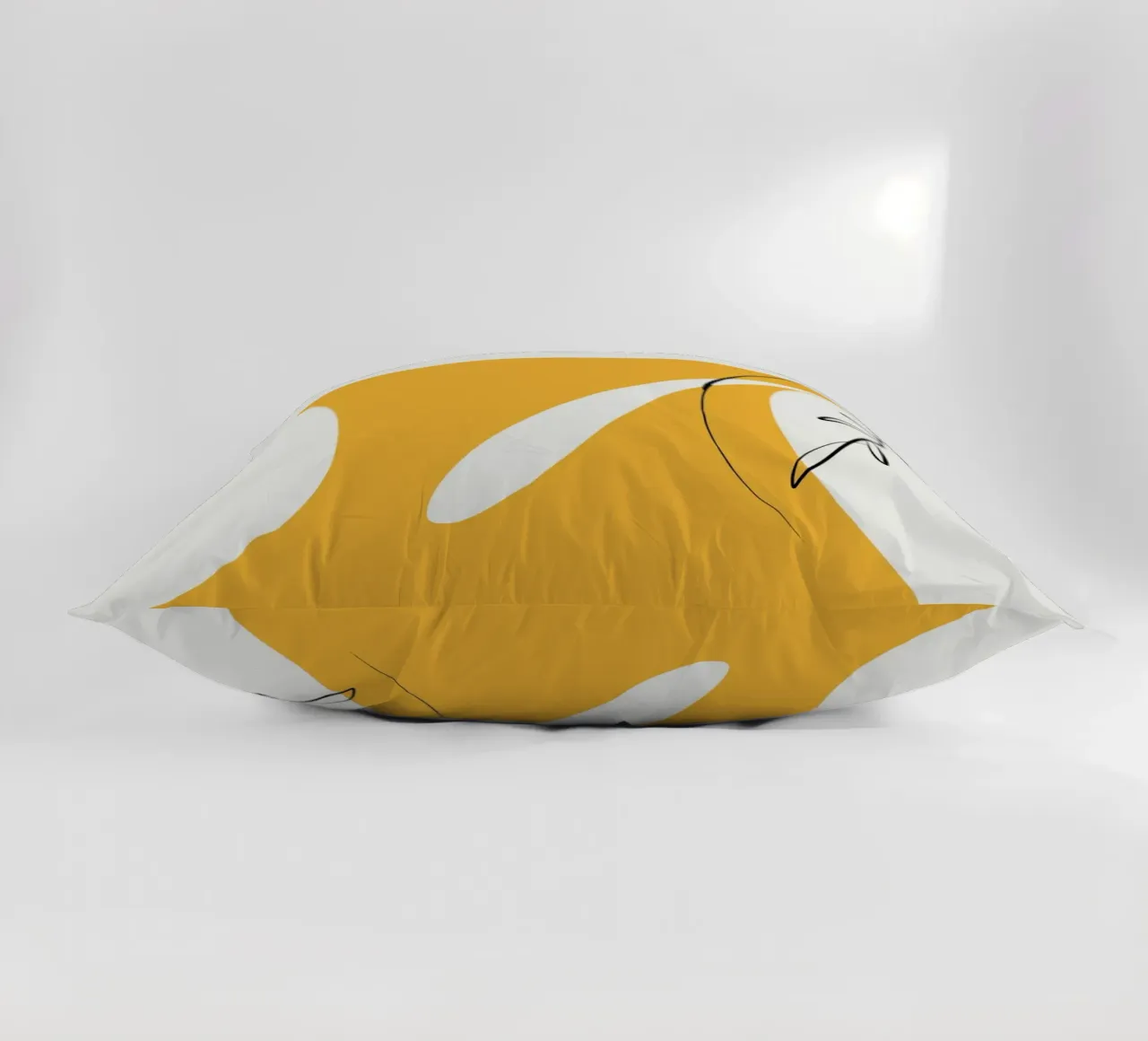 Giallo e linee artistiche 05 cuscino da Little Dean
