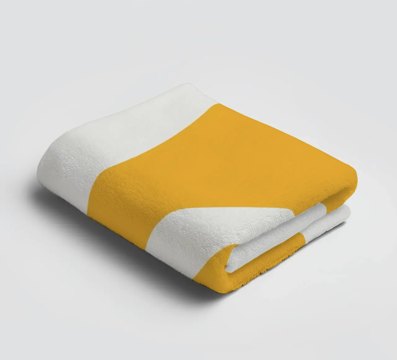 Giallo e linee artistiche 05 asciugamano da bagno da Little Dean