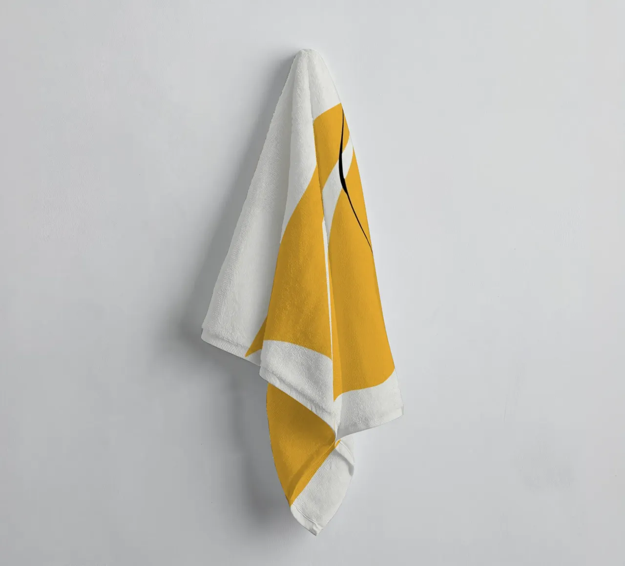 Giallo e linee artistiche 05 asciugamano da bagno da Little Dean