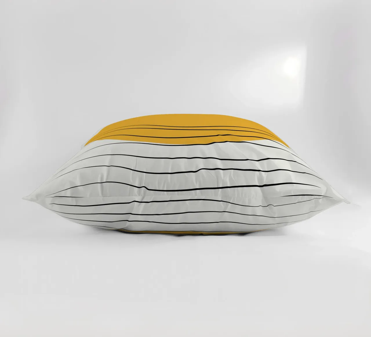 Giallo e linee artistiche 06 cuscino da Little Dean