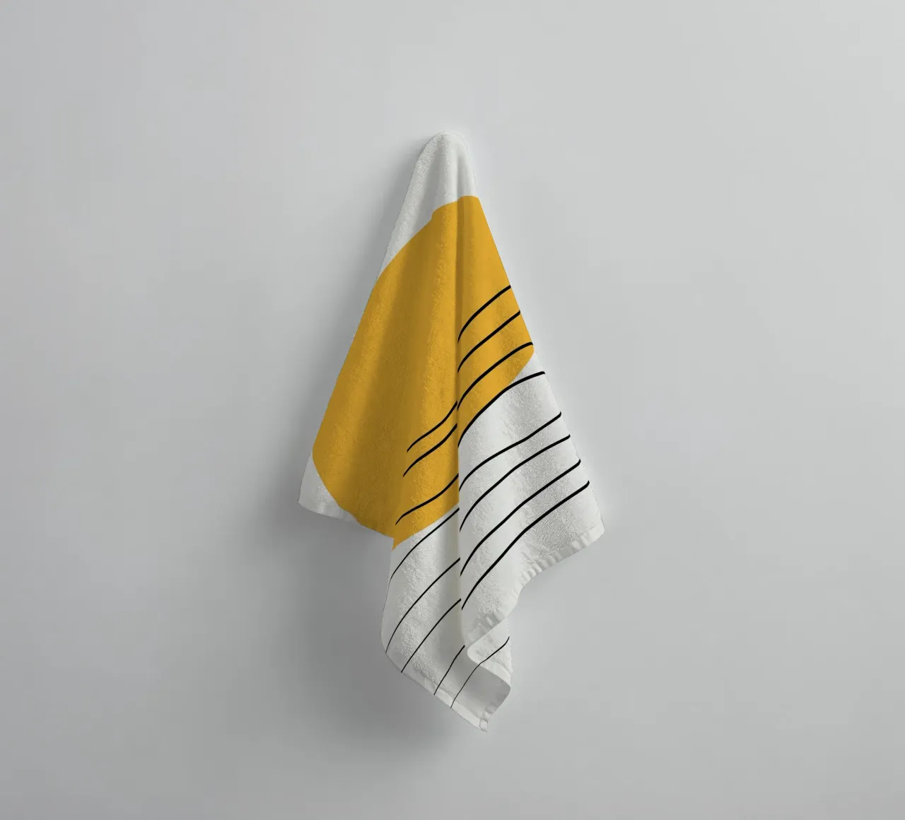 Giallo e linee artistiche 06 asciugamano da bagno da Little Dean
