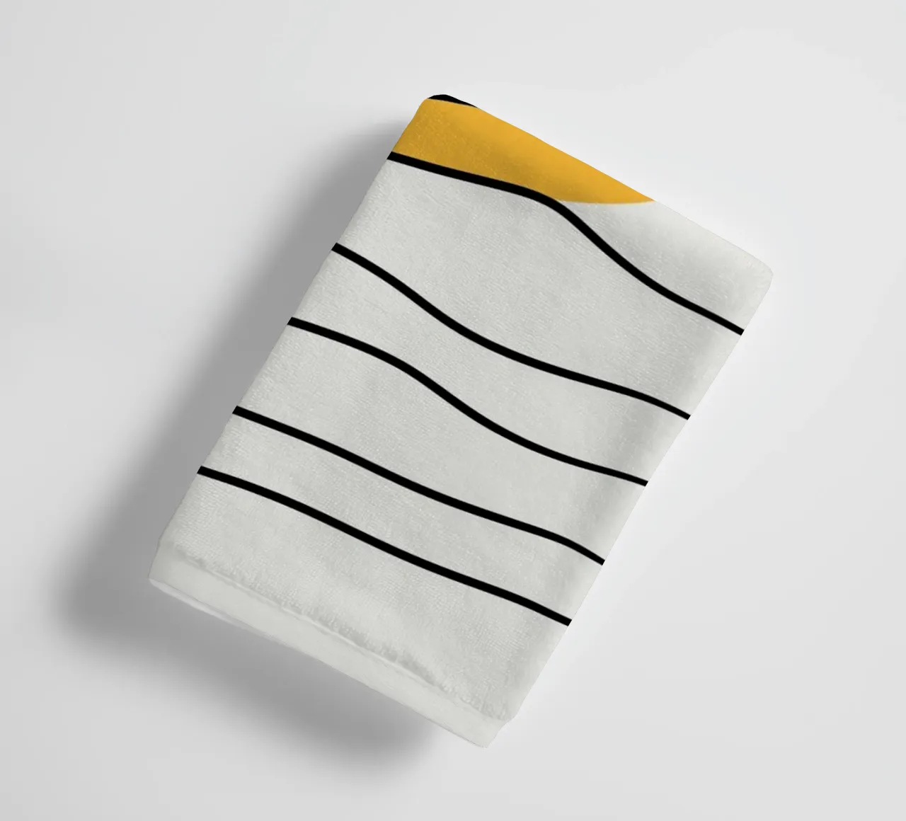 Giallo e linee artistiche 06 asciugamano da bagno da Little Dean