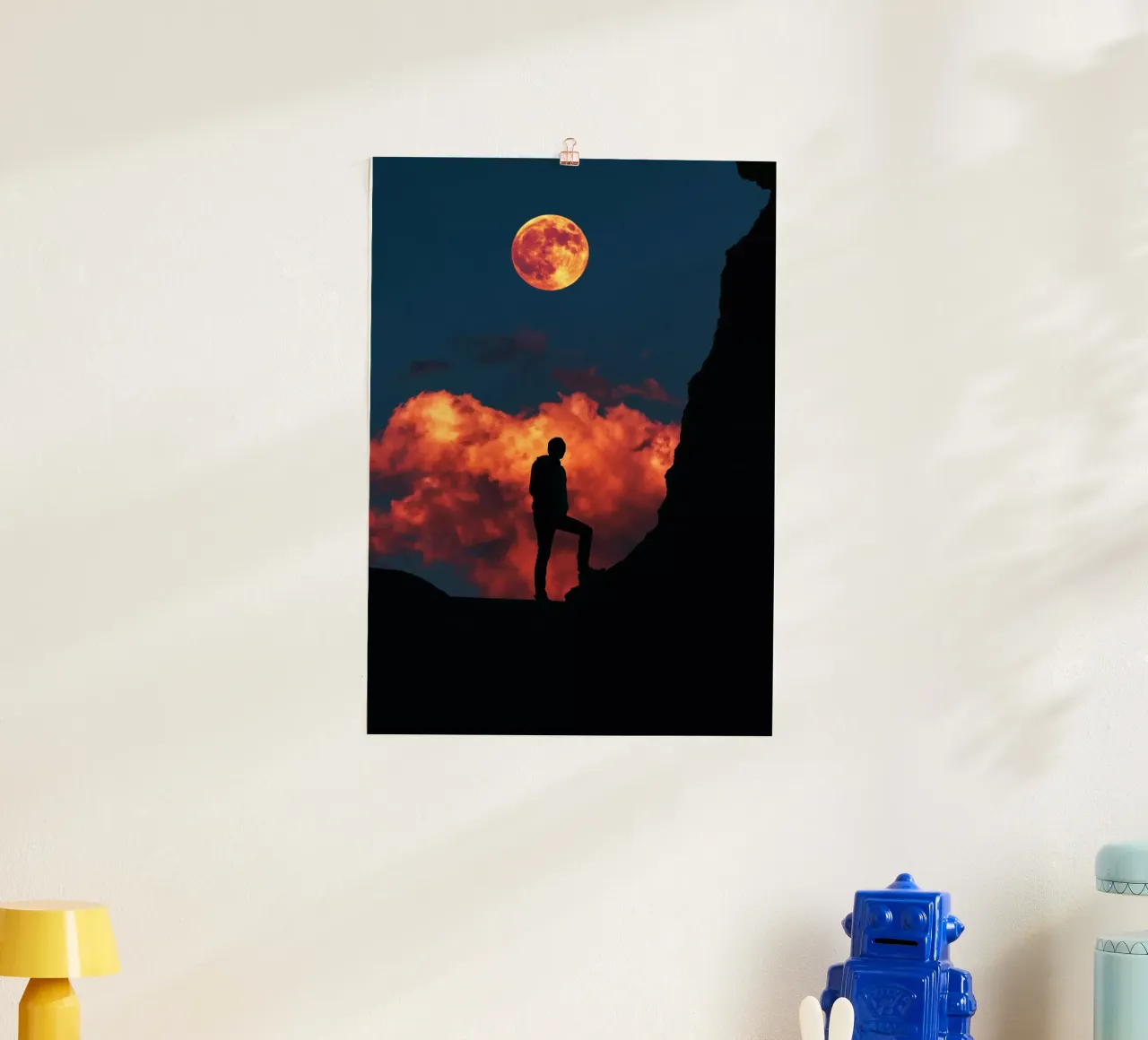 In piedi con la luna poster da arizrab