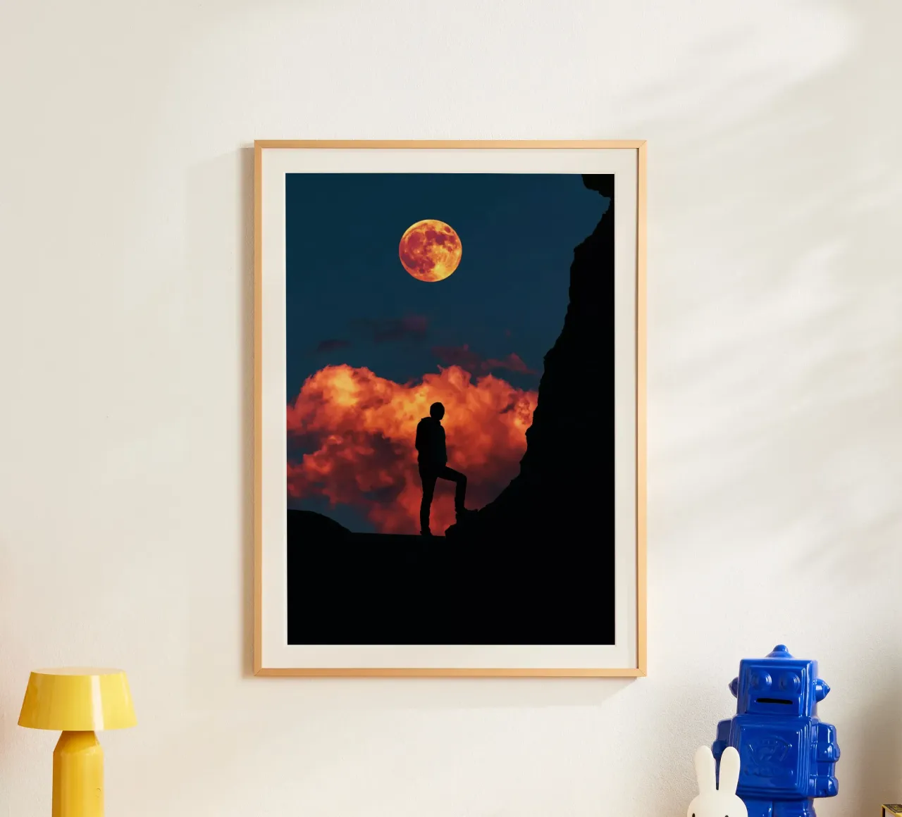 In piedi con la luna poster da arizrab