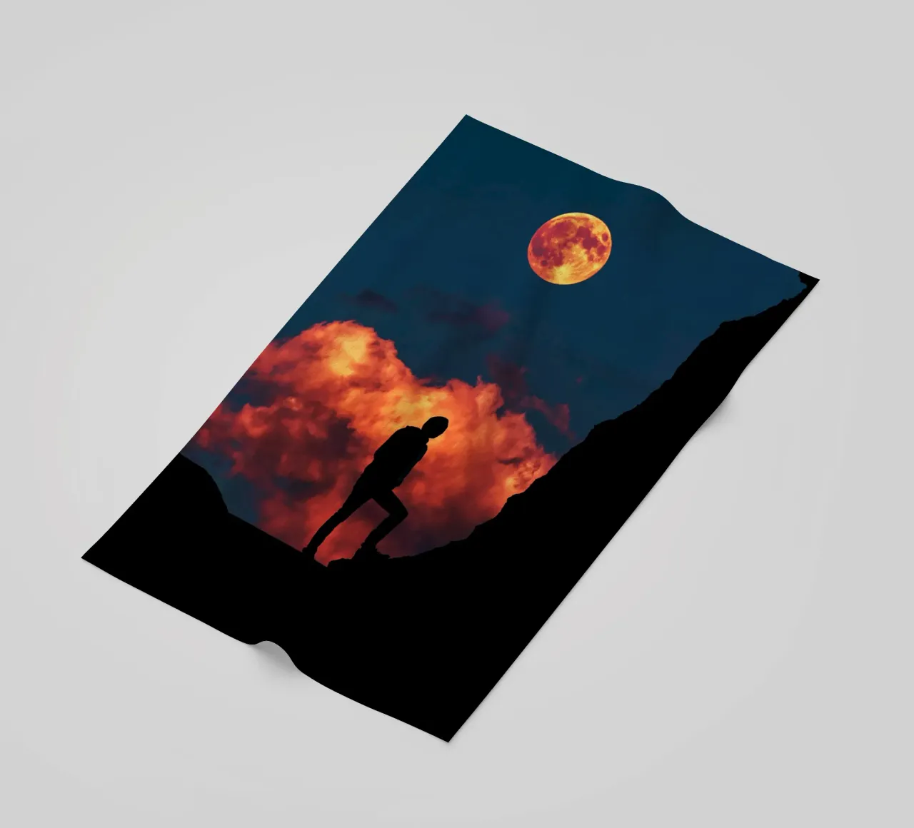 In piedi con la luna telo mare da arizrab