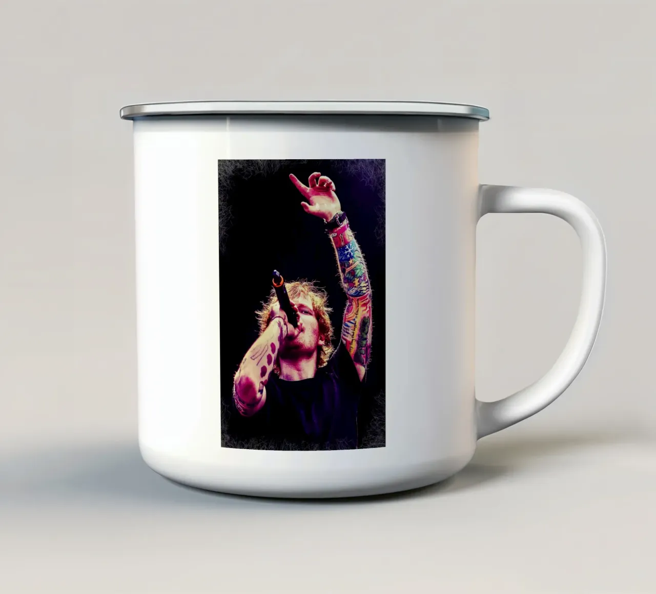 Ed Sheeran si esibisce tazza in smalto da Lembayung art