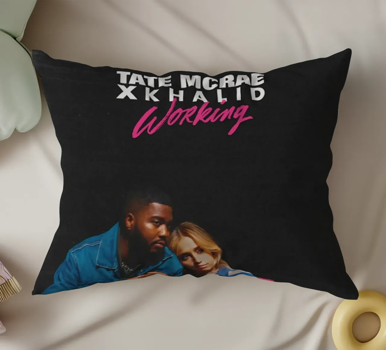 Tate McRae e Khalid cuscino da Theodore
