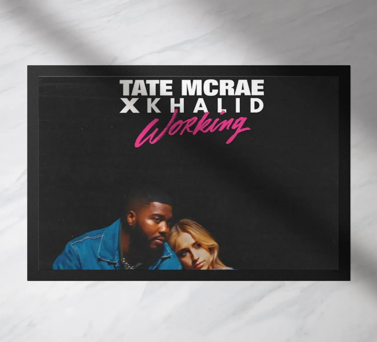 Tate McRae e Khalid zerbino da Theodore