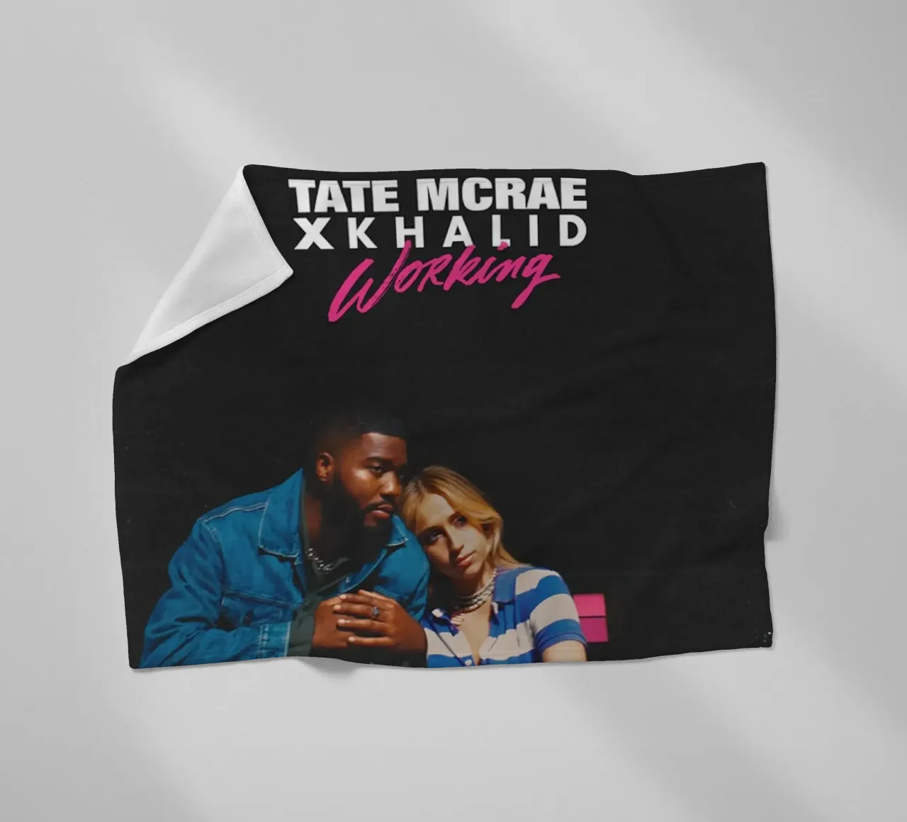 Tate McRae e Khalid coperta in pile da Theodore