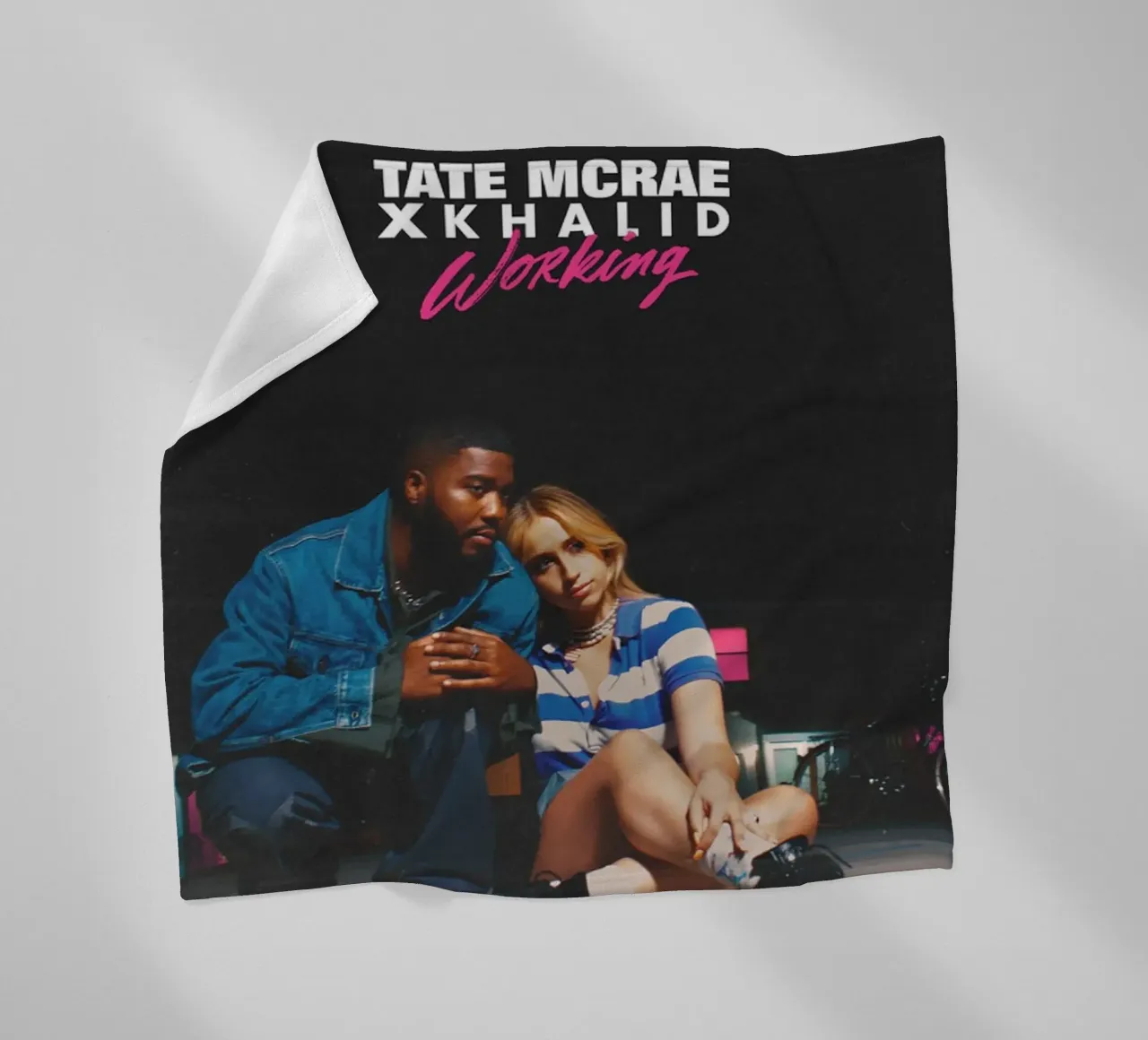 Tate McRae e Khalid coperta in pile da Theodore