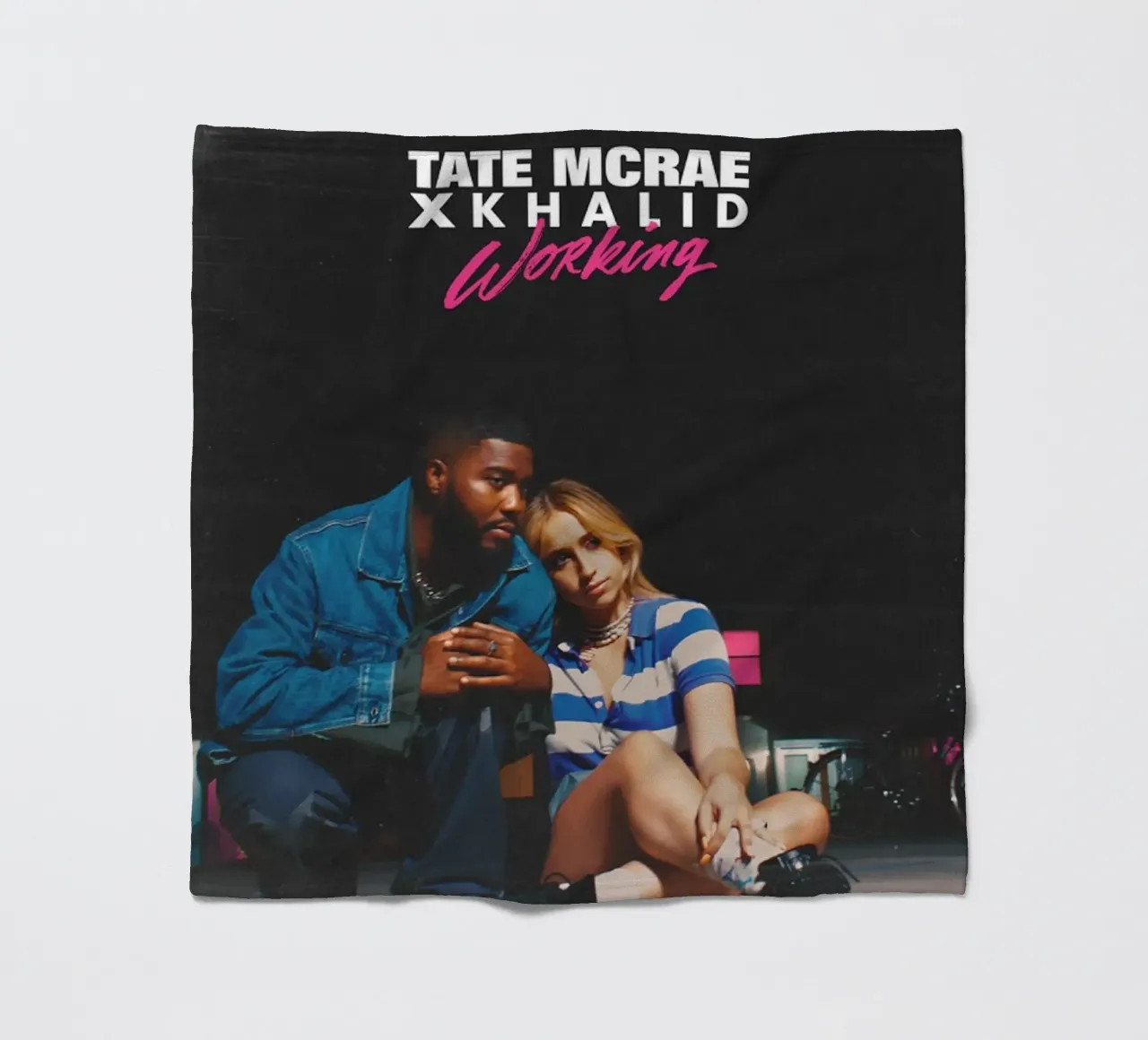 Tate McRae e Khalid coperta in pile da Theodore