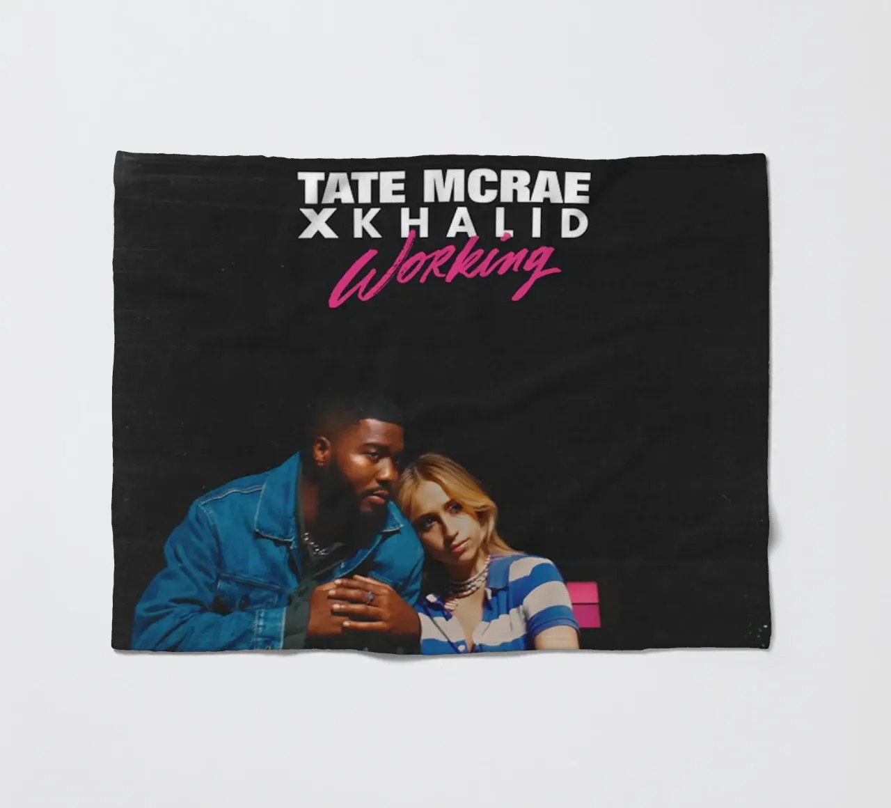 Tate McRae e Khalid coperta in pile da Theodore