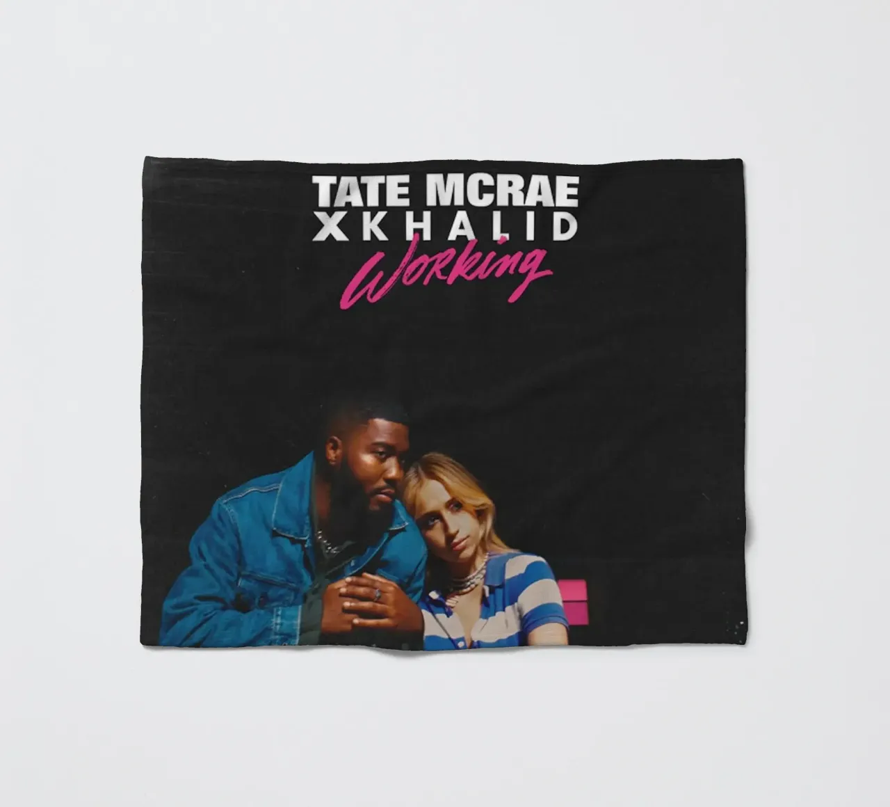 Tate McRae e Khalid coperta in pile da Theodore
