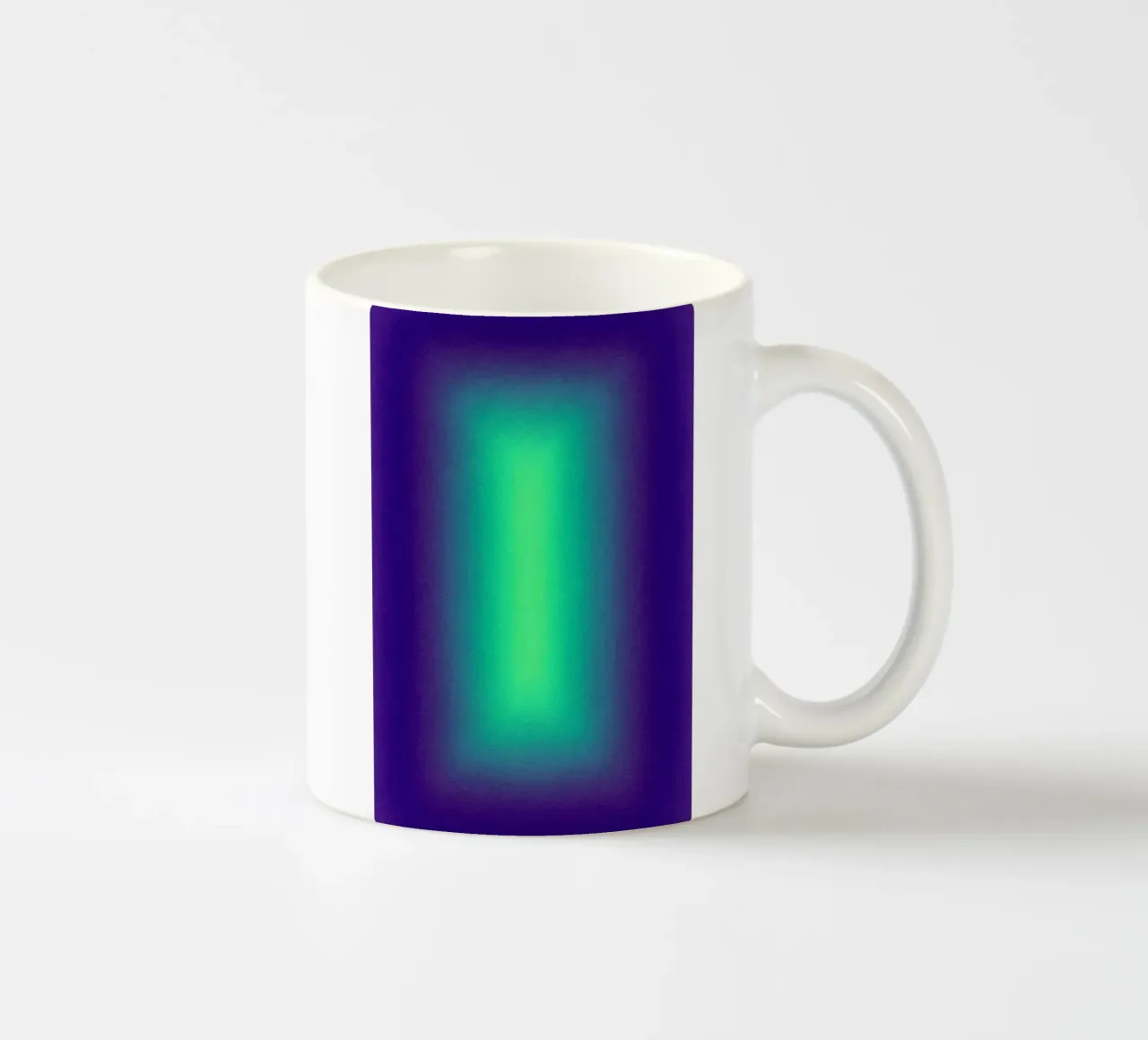 Neon Glow Art - Centro verde in un campo di colore viola tazza in ceramica da SMPLE