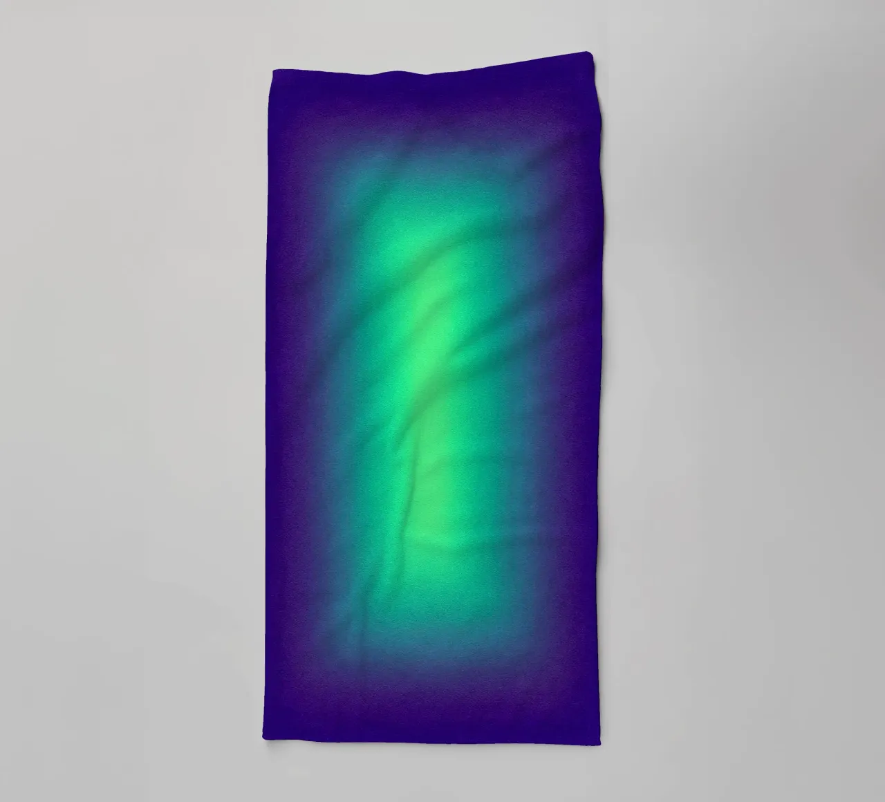 Neon Glow Art - Centro verde in un campo di colore viola asciugamano da bagno da SMPLE