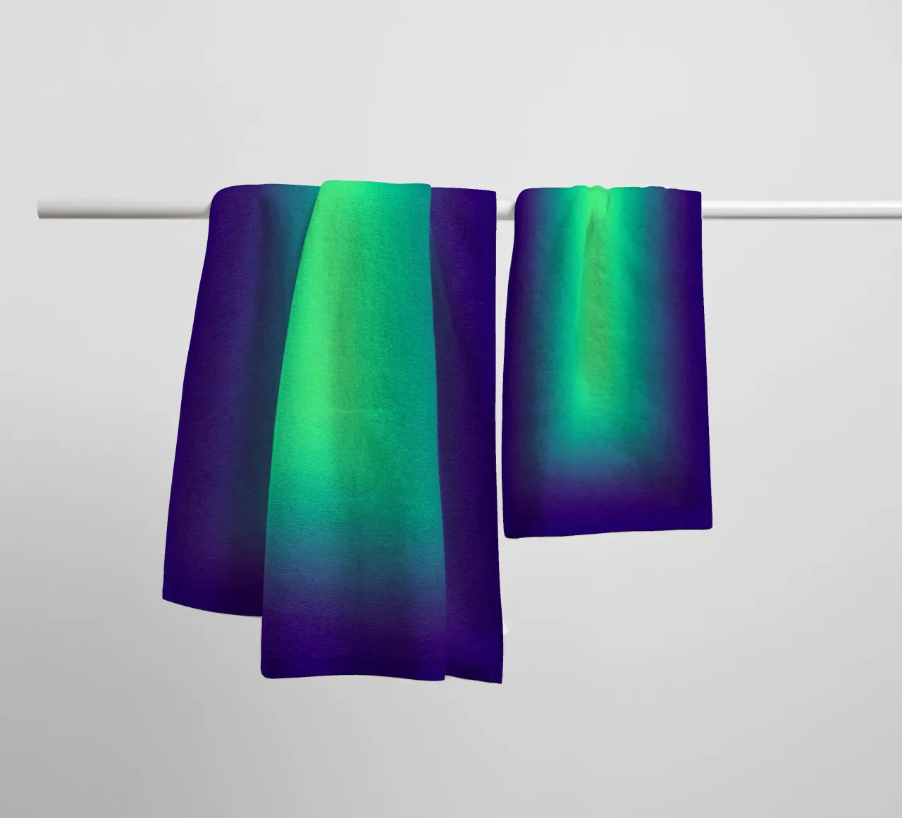 Neon Glow Art - Centro verde in un campo di colore viola asciugamano da bagno da SMPLE